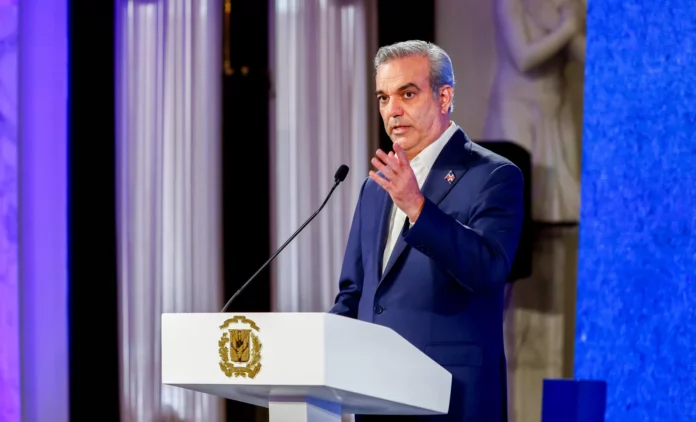Abinader dice responsables de muerte sargento en Dajabón serán capturados y lamenta hecho El presidente de la República, Luis Abinader, lamentó este lunes la muerte del sargento Bartolo Familia, quien presuntamente fue asesinado por un nacional haitiano en el puesto de control “El Corozo” en Restauración, Dajabón, aunque el mandatario habló de varias personas involucradas en el suceso.
