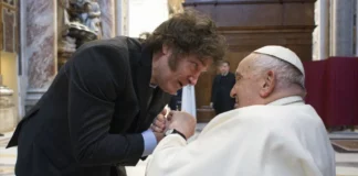 Javier Milei concretó finalmente su esperada reunión con el papa Francisco en el Vaticano. El Presidente estuvo 70 minutos con el Pontífice en un encuentro a solas. Luego, ingresó la secretaria general y hermana del mandatario, Karina Milei; y finalmente se sumaron los ministros que formaron parte de la comitiva: Guillermo Francos (Interior), Diana Mondino (Relaciones Exteriores) y Sandra Pettovello (Capital Humano).