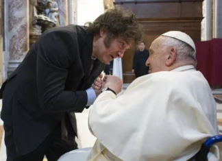 Javier Milei y el papa Francisco estuvieron reunidos en el Vaticano Javier Milei concretó finalmente su esperada reunión con el papa Francisco en el Vaticano. El Presidente estuvo 70 minutos con el Pontífice en un encuentro a solas. Luego, ingresó la secretaria general y hermana del mandatario, Karina Milei; y finalmente se sumaron los ministros que formaron parte de la comitiva: Guillermo Francos (Interior), Diana Mondino (Relaciones Exteriores) y Sandra Pettovello (Capital Humano).