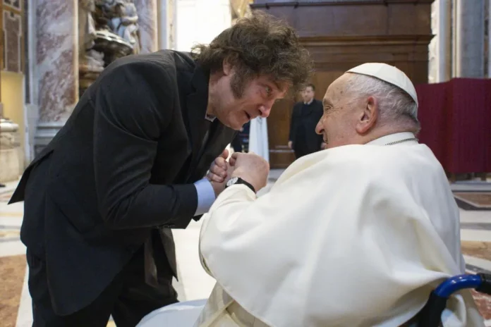 Javier Milei y el papa Francisco estuvieron reunidos en el Vaticano Javier Milei concretó finalmente su esperada reunión con el papa Francisco en el Vaticano. El Presidente estuvo 70 minutos con el Pontífice en un encuentro a solas. Luego, ingresó la secretaria general y hermana del mandatario, Karina Milei; y finalmente se sumaron los ministros que formaron parte de la comitiva: Guillermo Francos (Interior), Diana Mondino (Relaciones Exteriores) y Sandra Pettovello (Capital Humano).