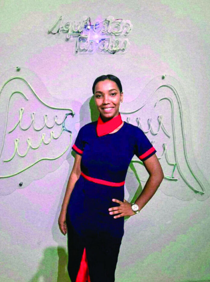 Hay cuatro personas detenidas por muerte de joven hallada en alcantarilla, dice PN La Policía Nacional informó este viernes que al menos cuatro personas permanecen detenidas con fines de investigación por la muerte de la joven Paula Santana Escalante, encontrada con signos de violencia y semidesnuda dentro de una alcantarilla en los alrededores de la zona franca donde laboraba en la Autovía Las Américas.