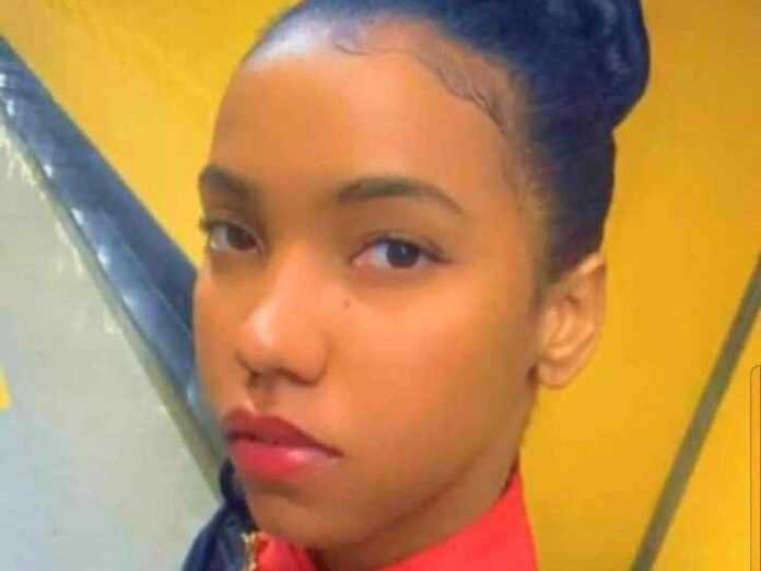 Paula Santana Escalante, quien fue encontrada en una de las alcantarillas de la empresa para la cual laboraba, ubicada en la Zona Franca de Las Américas, falleció a consecuencia de asfixie por estrangulación y que fue abusada sexualmente por sus agresores, según el reporte de los peritos de Patología Forense.