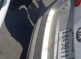 Tres personas resultaron heridas en el residencial Tierra Llana, Santo Domingo Oeste, después de que un hombre, identificado como Randy Luis Abreu Vargas, se abalanzara con su vehículo de placa A843011 contra una multitud de estudiantes, padres, madres y profesoras del colegio Amisady. El incidente tuvo lugar durante un acto por la Independencia en la vía, donde el agresor intentaba cruzar rápidamente.