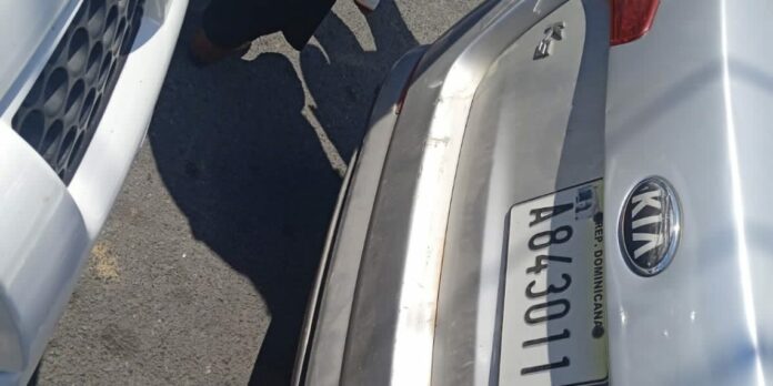 Tres personas resultaron heridas en el residencial Tierra Llana, Santo Domingo Oeste, después de que un hombre, identificado como Randy Luis Abreu Vargas, se abalanzara con su vehículo de placa A843011 contra una multitud de estudiantes, padres, madres y profesoras del colegio Amisady. El incidente tuvo lugar durante un acto por la Independencia en la vía, donde el agresor intentaba cruzar rápidamente.