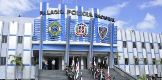 Luis Abinader presidente de la República, ascendió este martes 7,800 agentes de la Policía Nacional incluyendo 44 promovidos a segundo tenientes por méritos académicos.