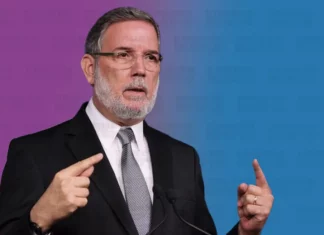 El coordinador de comunicaciones de la campaña presidencial de Abel Martínez, Roberto Rodríguez Marchena, expresó este miércoles su desacuerdo con el discurso del presidente Luis Abinader y aseguró que la población dominicana hoy vive peor que en el año 2020, cuando el jefe de Estado asume el tren gubernamental.