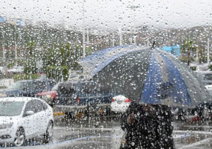 La Onamet informó este lunes, que el sistema frontal se localiza próximo a la costa norte de nuestro territorio, por lo que, desde esta madrugada se han estado presentando nublados con precipitaciones hacia algunas provincias del litoral costero del Atlántico, en especial Monte Cristi, Puerto Plata, Valverde, Espaillat, Hermanas Mirabal y María Trinidad Sánchez.