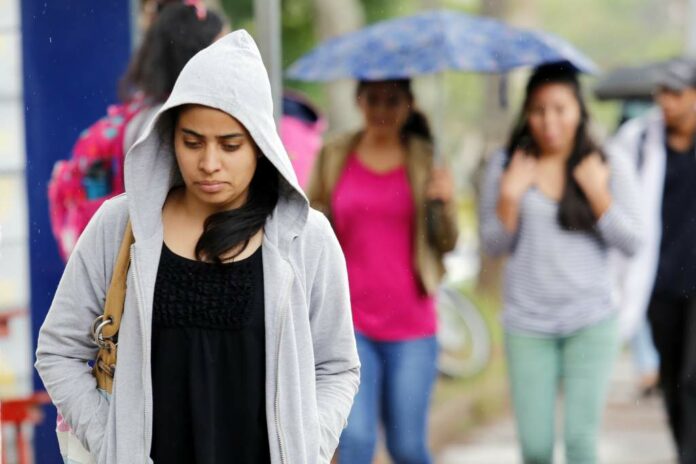 Temperaturas frescas en gran parte del país La Oficina Nacional de Meteorología informó que para hoy podremos observar el cielo con poca nubosidad sobre la geografía nacional y las temperaturas frescas, el viento soplará del este/noreste, el cual en periodos cortos transportará nubes ocasionales desde el océano Atlántico que dejarán algunas lluvias débiles y pasajeras sobre, La Altagracia y El Seibo.