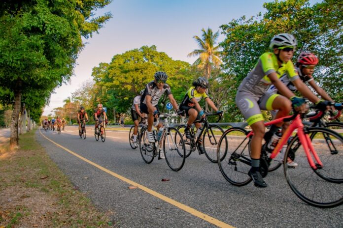 La Oficina Nacional de Meteorología (Onamet), informó que sobre República Dominicana influye un sistema de alta presión o anticiclón que está generando un ambiente favorable para actividades al aire libre, además, está provocando que las lluvias sigan escasas en casi todo el país, con muy pocos reportes en las pasadas 24 horas.