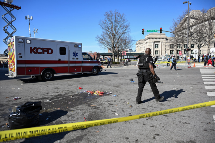 Un tiroteo con varios heridos en el desfile de los Kansas City Chiefs para celebrar el Super Bowl este miércoles en la ciudad de Kansas City (Misuri, EE.UU.) ha terminado con escenas de caos, policía y ambulancias.