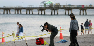 Muere una niña al derrumbarse el agujero que cavaba en una playa de Florida