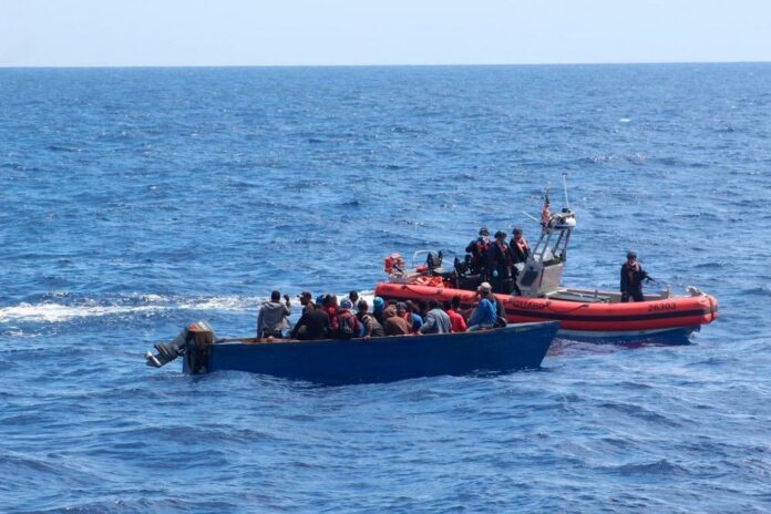 Tres nacionales dominicanos murieron ahogados en las costas noroeste de Puerto Rico al volcarse la embarcación donde viajaban una treintena de migrantes irregulares, confirmó el secretario de Seguridad, Alexis Torres.