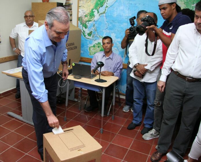 El presidente Luis Abinader ejercerá este domingo 18 de febrero su derecho al voto en las elecciones municipales, dicho sufragio está programado para las 10:30 de la mañana, en el Colegio Babeque.