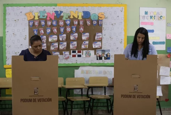 La Junta Central Electoral trasladó a Santo Domingo los votos nulos que eran revisados en Dajabón, por motivos de seguridad luego de los incidentes registrados tras Santiago Riverón aventajara con cuatro votos a su contendora Fiordaliza Ceballos.