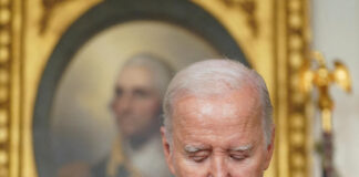 Profesionales médicos han intensificado el llamado al presidente Biden para que se someta a una prueba de competencia mental después del contundente informe del abogado especial Robert Hur, revelando que el octogenario no puede recordar hechos básicos sobre su propia vida y carrera.