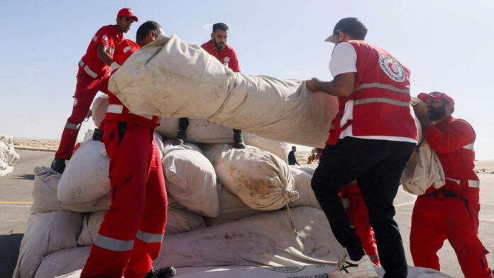 Al menos 104 personas que esperaban ayuda alimentaria murieron y 760 resultaron heridas tras recibir disparos de las fuerzas israelíes en la Franja de Gaza el jueves, reportó el Ministerio de Salud de Gaza, citado por Al Jazeera.
