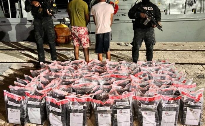 La Dirección Nacional de Control de Drogas (DNCD) ocupó 612 paquetes de cocaína y marihuana en una lancha interceptada frente a las costas de la provincia Peravia.