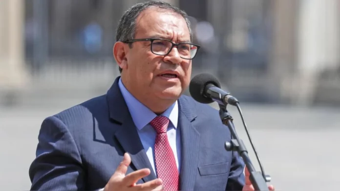 En pausa escándalo protagonizado por primer ministro de Perú El escándalo detonado por la difusión de un audio comprometedor entre el primer ministro, Alberto Otárola, y una joven contratada por el Estado, entró en pausa hoy, a la espera del retorno del primero del exterior.