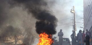 Decenas de hombres fuertemente armados invadieron la zona de Frécyneau, en la entrada sur de la ciudad de San Marcos la noche del martes 5 de marzo, tras un altercado entre dos individuos, durante el funeral de un familiar de un sacerdote vudú del barrio.