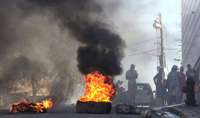Decenas de hombres fuertemente armados invadieron la zona de Frécyneau, en la entrada sur de la ciudad de San Marcos la noche del martes 5 de marzo, tras un altercado entre dos individuos, durante el funeral de un familiar de un sacerdote vudú del barrio.