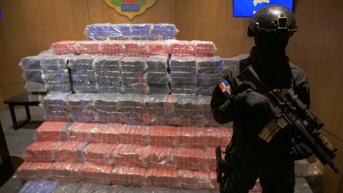 La Dirección Nacional de Control de Drogas (DNCD) informó que ocuparon otro cargamento de 767 paquetes presumiblemente cocaína, en las costas de la provincia Peravia.
