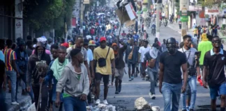 Varias decenas de personas salieron a las calles de Puerto Príncipe para exigir la renuncia del primer ministro, Ariel Henry, que se encuentra en Puerto Rico tras un fallido intento de volver a su país el martes.