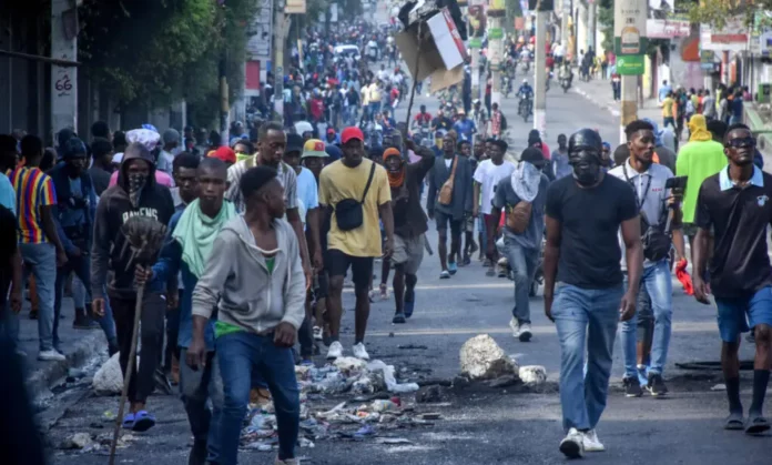 Varias decenas de personas salieron a las calles de Puerto Príncipe para exigir la renuncia del primer ministro, Ariel Henry, que se encuentra en Puerto Rico tras un fallido intento de volver a su país el martes.