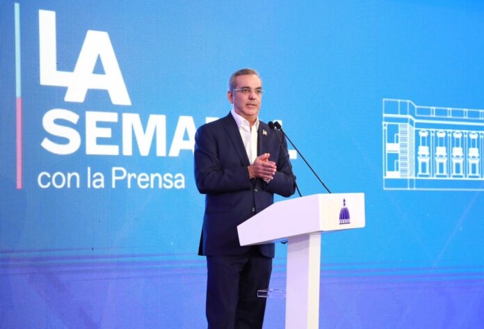 Abinader dice embarazos en adolescentes disminuyeron en 2023, en comparación al 2019 El presidente Luis Abinader resaltó este lunes los logros alcanzados por el Gobierno, con respecto a la mujer, destacando que los embarazos en adolescentes pasaron de 32,061 en el año 2019 a 23,070 en el año 2023. De igual modo, resaltó que las exportaciones de empresas lideradas por mujeres desde el 2020 al 2023 superaron más de 7,295 millones de dólares. Estas declaraciones las ofreció el jefe de Estado durante LA Semanal, celebrada en el Salón Las Cariátides del Palacio Nacional.