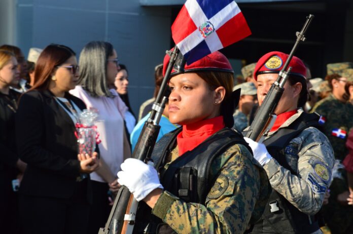 El Ministerio de Defensa (MIDE) dedicó la tradicional Izada de bandera a las destacadas damas militares del país y de todo el mundo, con motivo del Día Internacional de la Mujer, a celebrarse este 8 de marzo.