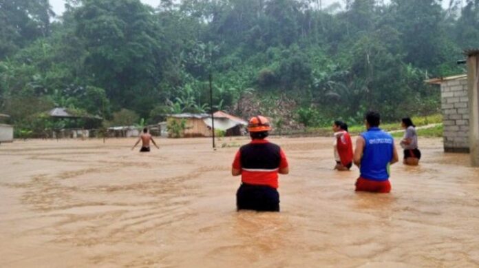 El número de personas damnificadas por la temporada lluviosa en Ecuador, conocida aquí como invierno, ha dejado hasta hoy mil 171 personas damnificadas, según datos de la Secretaría de Gestión de Riesgos (SGR).