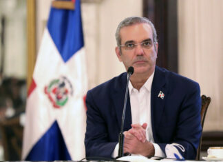 En una reciente entrevista con el Financial Times, el presidente de la República Dominicana, Luis Abinader, ha expresado su preocupación por la seguridad nacional en medio de la creciente crisis en Haití, asegurando que el primer ministro haitiano, Ariel Henry, no es bienvenido en el país por motivos de seguridad. Esta declaración se produce en un momento de tensión y violencia en Haití, donde las pandillas han desafiado la autoridad del gobierno, complicando aún más la situación política y social en la región.