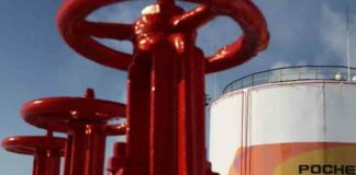 Rusia reducirá adicionalmente su producción del crudo en 471 mil barriles diarios en el segundo trimestre de 2024, anunció hoy el vice primer ministro ruso Alexandr Nóvak.