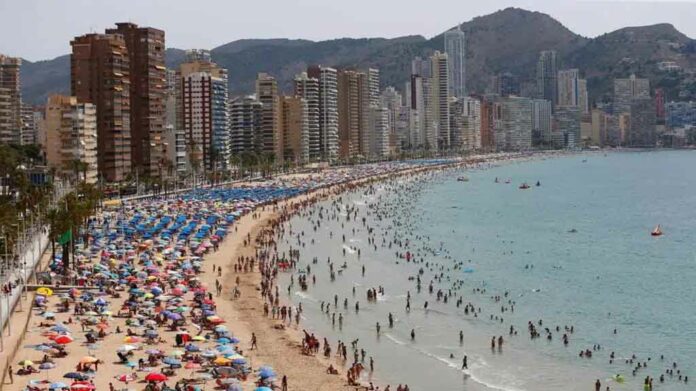 España registró en el primer mes del año 4,8 millones de turistas internacionales, con un gasto seis mil 550 millones de euros, aseguraron hoy fuentes oficiales.