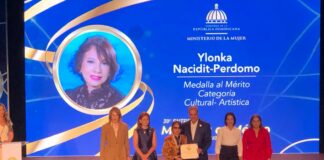 El presidente Luis Abinader, la primera dama Raquel Arbaje de Abinader y la ministra de la Mujer, Mayra Jiménez, entregaron la Medalla al Mérito de la Mujer Dominicana 2024 a 18 mujeres destacadas.