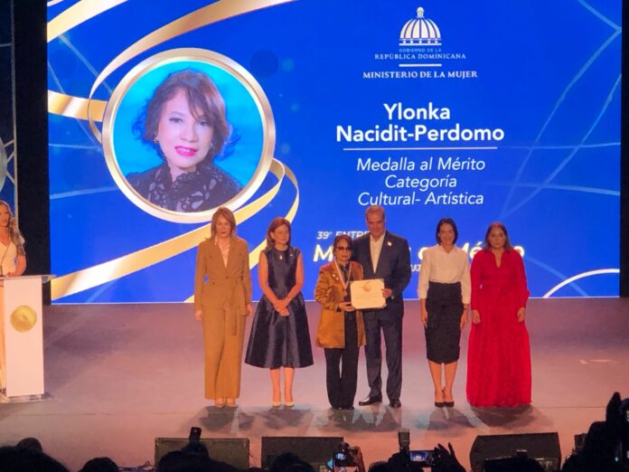 El presidente Luis Abinader, la primera dama Raquel Arbaje de Abinader y la ministra de la Mujer, Mayra Jiménez, entregaron la Medalla al Mérito de la Mujer Dominicana 2024 a 18 mujeres destacadas.