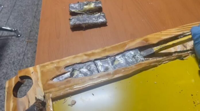 Autoridades incautan cocaína en mesa de dominó