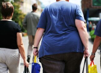 Sobrepeso afecta a cuatro de cada 10 adultos en Italia En Italia cuatro de cada 10 adultos presentan sobrepeso, de los cuales uno es obeso, indica hoy un reporte, que alerta sobre la necesidad de prevenir y controlar una patología que representa una verdadera emergencia sanitaria.