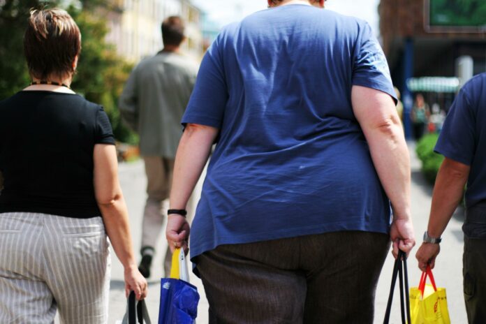 Sobrepeso afecta a cuatro de cada 10 adultos en Italia En Italia cuatro de cada 10 adultos presentan sobrepeso, de los cuales uno es obeso, indica hoy un reporte, que alerta sobre la necesidad de prevenir y controlar una patología que representa una verdadera emergencia sanitaria.