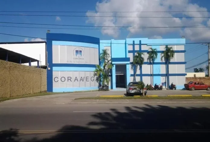 Nómina abultada, botellas e irregularidades en licitaciones abundan en CORAAVEGA En la Corporación del Acueducto y Alcantarillado de La Vega (CORAAVEGA) abunda el abultamiento de la nómina pública de esa institución, con decenas de personas que ni siquiera asisten a sus labores, convirtiéndose en botellas y en instrumentos del clientelismo político en esa provincia.
