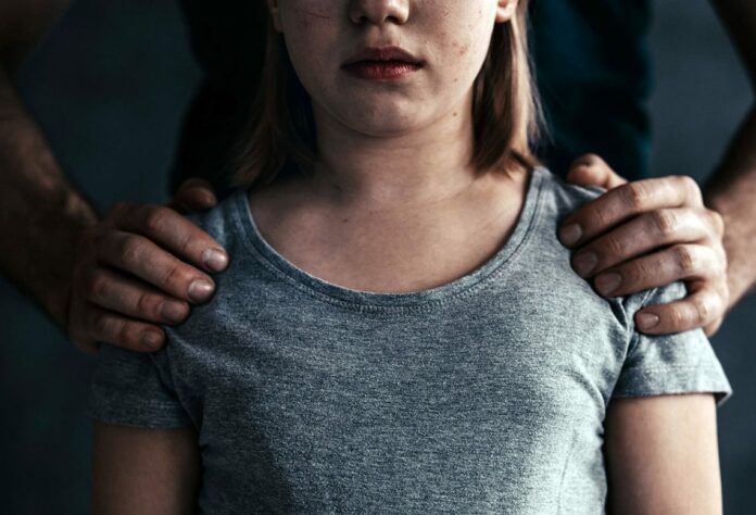 MP solicita prisión preventiva contra psicólogo que supuestamente agredió sexualmente a varias niñas El Ministerio Público sometió a la justicia y solicitó prisión preventiva en contra del psicólogo escolar Aníbal José de la Rosa Peguero, imputado de agresión sexual, verbal y psicológica contra unas seis menores de edad, de diferentes centros educativos de esta localidad.