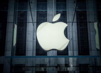La Comisión Europea (CE) anunció hoy una multa de mil 840 millones de euros al gigante tecnológico Apple por imponer desde la App Store restricciones a competidores de su servicio de música en Streaming, como Spotify.