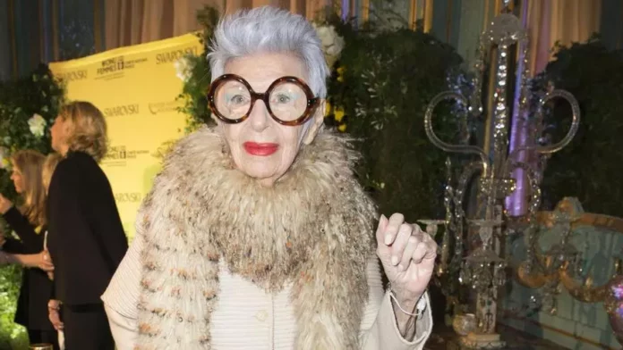 Muere Iris Apfel a los 102 años de edad Iris Apfel ha muerto a los 102 años de edad en su casa de Palm Beach, en Florida. Por el momento se desconocen las causas del fallecimiento.