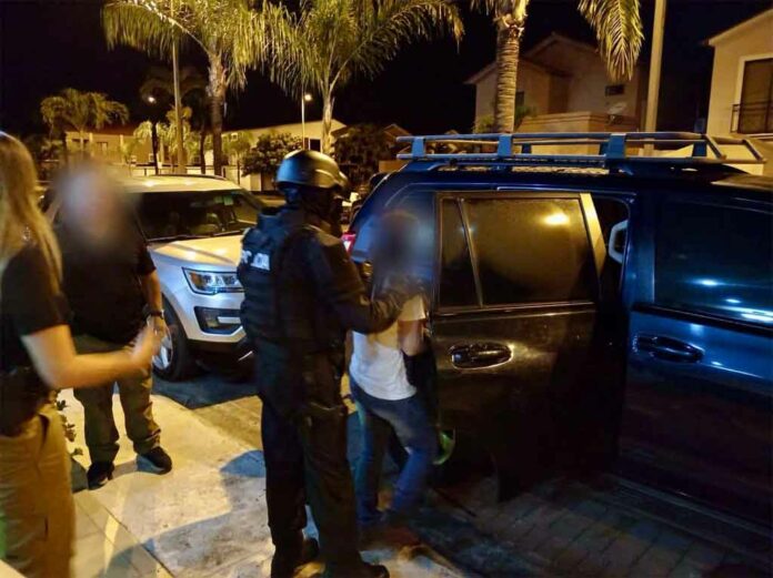 Jueces y un exlegislador detenidos en Ecuador La Fiscalía General de Ecuador comunicó hoy la realización de un operativo que ya deja una docena de detenidos, entre ellos varios jueces y un exlegislador, por el presunto delito de delincuencia organizada.
