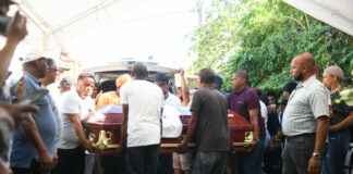 La tarde de este sábado, familiares y amigos velan los restos del presunto microtraficante José Antonio Figuereo Bautista, reconocido como “Kiko la Quema” quien fue abatido durante un supuesto enfrentamiento con la Policía Nacional.