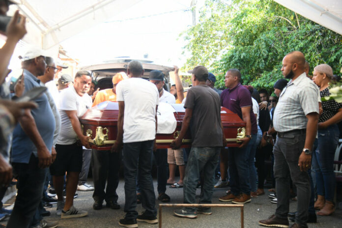La tarde de este sábado, familiares y amigos velan los restos del presunto microtraficante José Antonio Figuereo Bautista, reconocido como “Kiko la Quema” quien fue abatido durante un supuesto enfrentamiento con la Policía Nacional.