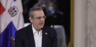 El presidente Luis Abinader ha convocado una reunión urgente del Consejo Nacional de Seguridad para realizar una revisión exhaustiva de la situación fronteriza, en respuesta a los recientes actos de violencia y criminalidad registrados en Haití. La convocatoria busca abordar de manera integral los desafíos y riesgos que puedan afectar la seguridad nacional.