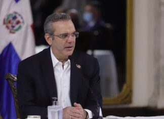 El presidente Luis Abinader ha convocado una reunión urgente del Consejo Nacional de Seguridad para realizar una revisión exhaustiva de la situación fronteriza, en respuesta a los recientes actos de violencia y criminalidad registrados en Haití. La convocatoria busca abordar de manera integral los desafíos y riesgos que puedan afectar la seguridad nacional.