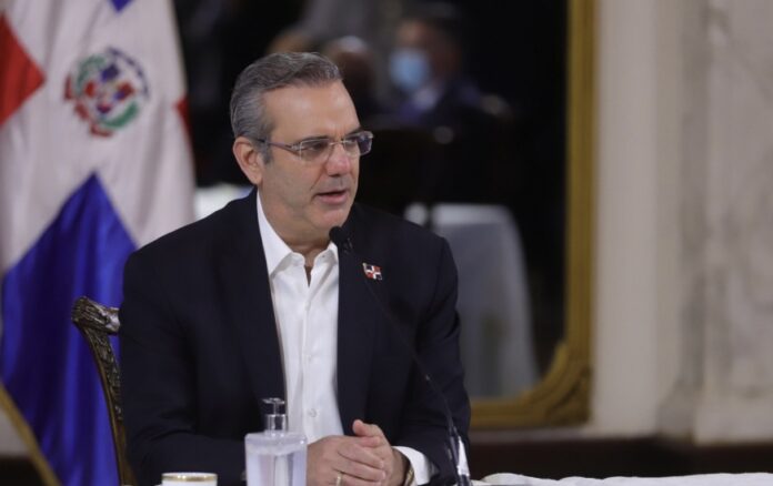 El presidente Luis Abinader ha convocado una reunión urgente del Consejo Nacional de Seguridad para realizar una revisión exhaustiva de la situación fronteriza, en respuesta a los recientes actos de violencia y criminalidad registrados en Haití. La convocatoria busca abordar de manera integral los desafíos y riesgos que puedan afectar la seguridad nacional.
