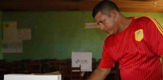Los habitantes de la costa Caribe de Nicaragua (Norte y Sur) celebran hoy sus elecciones regionales, proceso que se desarrolla en paz y orden, según reportes de medios locales de prensa.