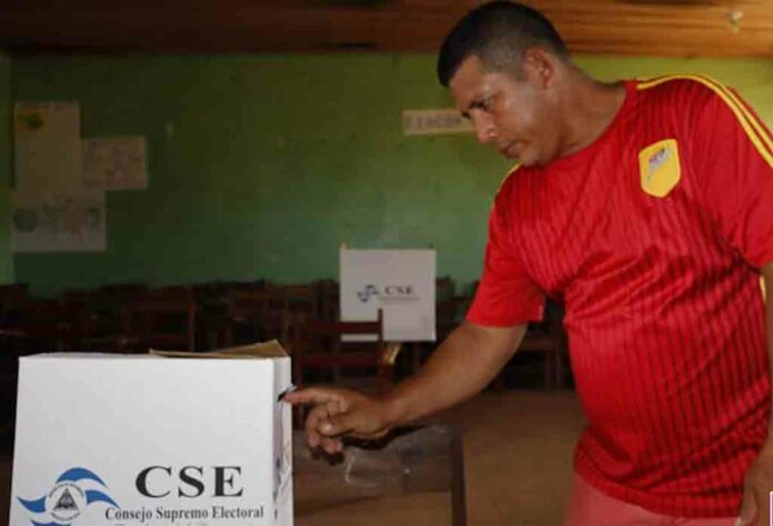En paz y orden se celebran comicios regionales en Nicaragua Los habitantes de la costa Caribe de Nicaragua (Norte y Sur) celebran hoy sus elecciones regionales, proceso que se desarrolla en paz y orden, según reportes de medios locales de prensa.